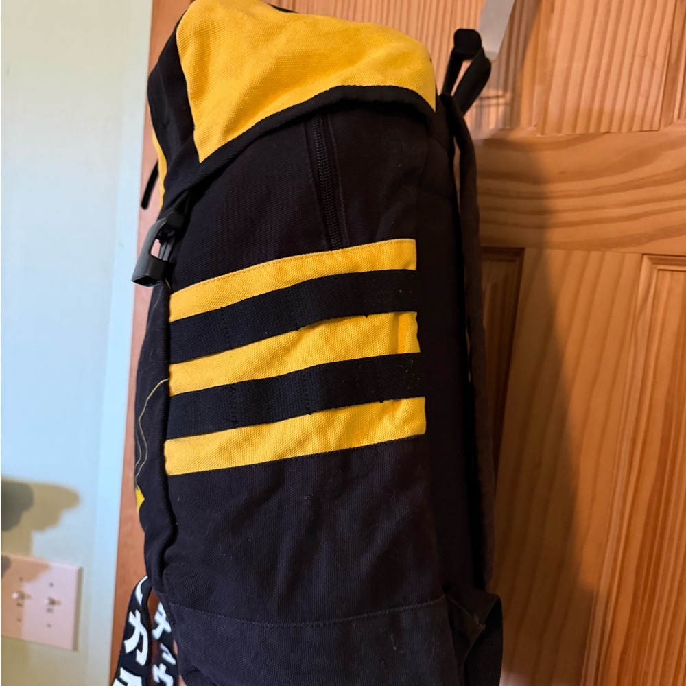 Pikachu Gamefreak Backpack - Picture 4 of 8
